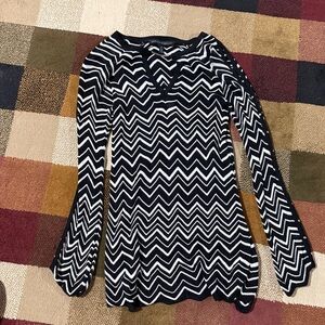 WHITE HOUSE BLACK MARKET Black and White Chevron Knit Mini/Long Top
